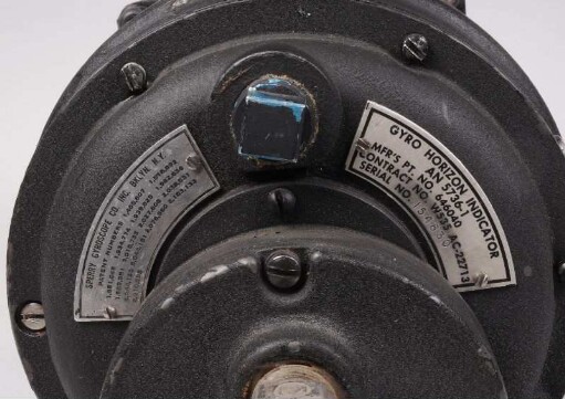 Details Künstlicher Horizont mit pneumatischer Stützung