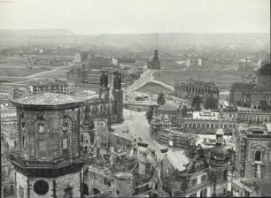Blick über das beräumte Ruinenfeld Dresdens, links das Dresdner Schloss mit dem Hausmannsturm, rechts der Zwinger, dahinter das Schauspielhaus