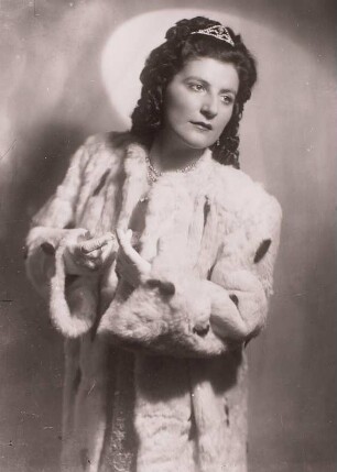 Christel Goltz als Tosca in der gleichnamigen Oper von Giacomo Puccini. Staatsoper Dresden, Neueinstudierung 09.10.1946