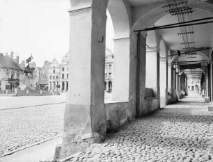 Heilsberg (Lidzbark Warminski), Marktplatz. Platz mit Reiterdenkmal und Arkaden