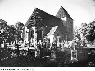 Alt Karin, Dorfkirche. Ansicht über den Kirchhof von Nordosten