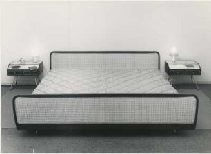 Doppelbett mit Rohrgeflecht "Mod. 418 / 8" und Nachttisch "Mod. 418 / 10" von Josef Hillerbrand