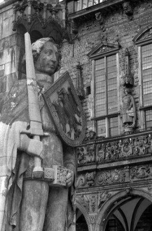 Bremen: Roland, Detail, mit Rathaus