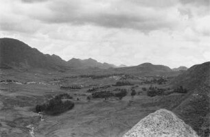 Hochebene von Dessie mit Wasserfall : Blick in eine ebene Landschaft