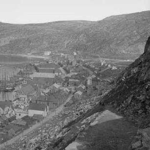 Hammerfest, Norwegen. Blick von einem Plateau am Berghang auf Ort und Hafen