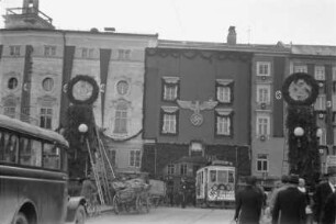 Geschmückte Hausfassaden : Anlässlich des Besuchs von Adolf Hitler geschmückte Häuser in Salzburg.