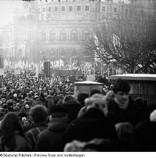 Dresden-Altstadt, Theaterplatz, Gedenkkundgebung anläßlich des 40. Jahrestages der Zerstörung Dresdens. Blick über Teilnehmer gegen Tribüne