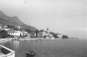 Stadt : Stadt am Ufer eines Sees in Italien.