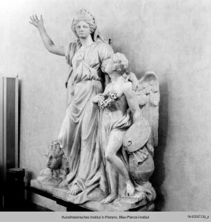 Freiplastik einer weiblichen Allegorie der Malerei mit geflügeltem Genius und einem Löwen zu ihren Füßen - statua come allegoria della pittura con genio allato e un leone