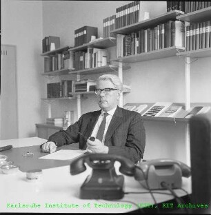 Prof. Karl Günther Zimmer (Leiter des Instituts für Strahlenbiologie (IStB)) in seinem Büro