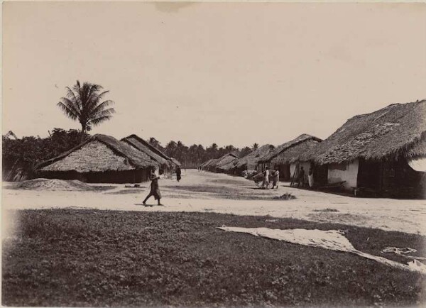 Maisons, devant des habitants