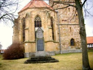 Kirche von Osten über Chor (Maßwerkfenster und Strebepfeiler) sowie Kirchturmbasis von Osten