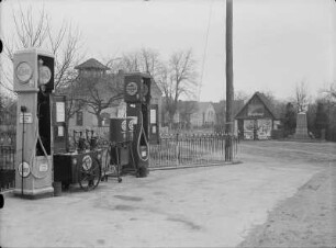 Folbern. Verschandelung eines Dorfbildes durch Tankstelle und Reklametafeln