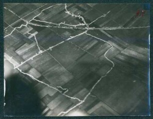 Foto eines neuen französischen Grabens östlich von Le Rutoire gegenüber den Infanterie-Regimentern 113 und 114 (Luftbild)