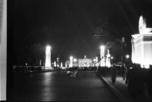 Berlin: Am Brandenburger Tor; Festbeleuchtung; Ost West Achse