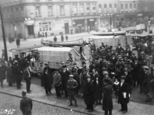 Rückkehr nach Hamburg : Menschenmenge um die Fahrzeuge der Expedition bei der Rückkehr nach Hamburg.