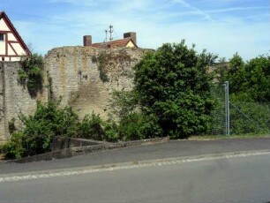 Stadtbefestigung - Ansicht im Südosten-Stadtmauer über Feldseite mit erhaltenen Balkenlöchern des Baugerüsts-Wehrgang im 18 Jh abgetragen und Stadtgraben aufgefüllt (jetzt Straßenbereich)