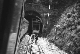 Tunnelstrecke mit Zug; Tieferlegen eines Gleises [am Krähenloch-Tunnel]