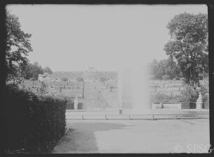 Potsdam, Park Sanssouci, Fontäne, Terrassenanlage und Schloss Sanssouci, Blick über Bassin mit Fontäne und Terrassenanlage zum Schloss Sanssouci.