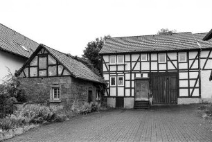 Einhaus und Schmiede (Einhaus, Fachwerk und Schmiede, Werkstein); Vöhl, Arolser Straße 15a