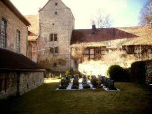 Kirchhof im Norden nach Westen mit ehemaligem Torturm (zu Wohnzwecken umgebaut)