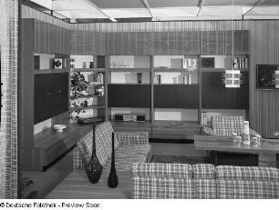 Anbauwand : Wohnzimmermöbel (1973; VEB Möbelkombinat Zeulenroda-Triebes (ZEUTRIE)). Ansicht mit Anbauwand und Sitzgruppe mit Couchtisch