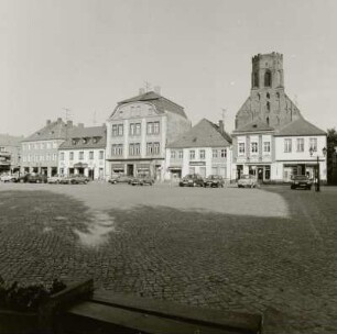 Wohnhäuser mit Läden : Beeskow (Landkreis Oder-Spree), Markt 13/8. Wohnhäuser mit Läden. Straßenansicht, im Hintergrund Pfarrkirche St. Marien