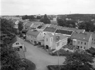 Schöneck. Blick vom Aussichtsfelsen Alter Söll auf die Altstadt mit Kreuzkirche (Sonnenwirbel) und Wohnhäuser (Lange Gasse)