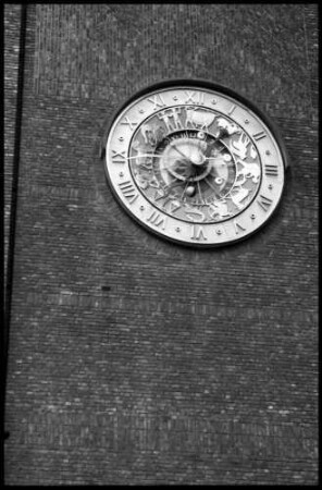 Oslo: Schwanenbrunnen und Astronomische Uhr im Rathaushof [Astronomische Uhr]