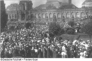 Dresden, Zwingerhof. Sängerfest, vermutlich das traditionelle Pfingstsingen der Dresdner Volkssingakademie im Dresdner Zwinger, 1920.05.23?