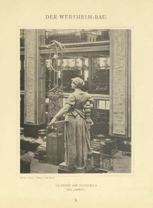 Tafel: 5. Lichthof mit Standbild der "Arbeit". Bildhauer Ludwig Manzel