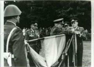 Innenminister Friedrich Dickel zeichnet die Offiziershochschule "Arthur Becker" mit dem Scharnhorst-Orden aus