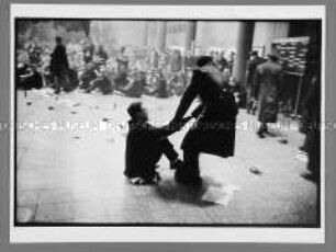 Protestveranstaltung der Studentenschaft der FU in der der Halle des Henry-Ford-Baus: Polizeieinsatz gegen die sit-in-Teilnehmer