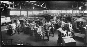 Berlin, Postamt: Beladen der Postfahrzeuge in einer Halle (am Anhalter Bahnhof?)