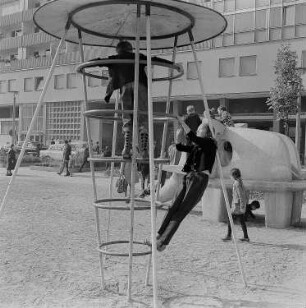 Dresden. Spielplatz zwischen Leningrader Straße und Appartementhaus Prager Straße