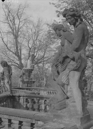 Nymphenpaar mit Delphin und Netz : Nymphenpaar mit Delphin und Netz. Sandstein (1924/1929; G. Wrba und Werkstatt). Dresden: Zwinger,Nymphenbad-Balustrade