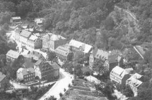 Tharandt. Stadtzentrum mit Pienner Straße, Dresdner Straße und Schillerstraße mit Rathaus. Blick nach Nordwest