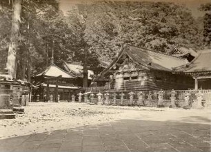 Nikko. Blick auf Tempelgebäude der Scyatsu-Tempelanlage mit Torii-Tor und Heiligen Laternen