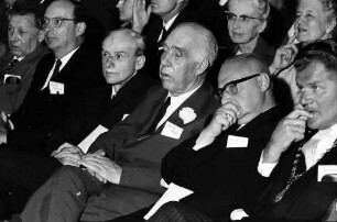 12. Tagung 1962 Physik; Eröffnung 25.6.1962: sitzende Reihe: W. Heitler, John Bardeen, Paul Dirac, Nils Bohr, Hartinger, Oberbürgermeister Haas