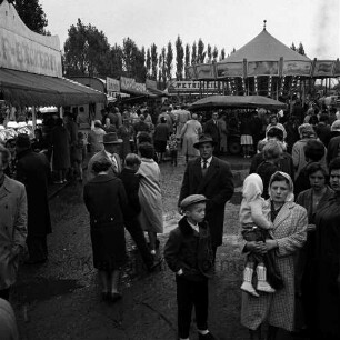 Karpfenfest: Festplatz: Karussell, Jahrmarktstände, Besucher, 8. Oktober 1961