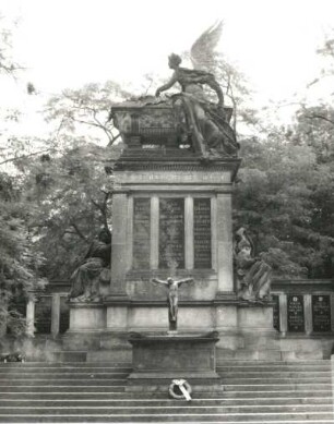 Ehrengruft Slavin : Wiehl, Antonín, Mauder, Josef: Ehrengruft Slavin. Sandstein, Metallguss. um 1865 (?). Teilansicht. Prag-Vyšehrad, Friedhof Vyšehrad