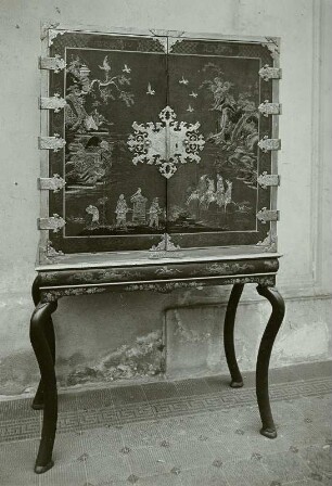 Schrank, braun-gold lackiert, 1. Hälfte 18. Jh.