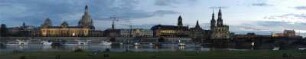 Dresden. Blick vom Neustädter Elbufer auf die Altstadt mit Brühlscher Terrasse, Frauenkirche, Georgentor des Residenzschlosses, Hofkirche und Opernhaus