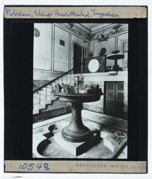 Potsdam, Sanssouci, Schloss Charlottenhof : Innenansicht, Treppenhaus mit Brunnen