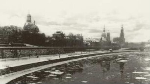 Dresden, Blick von der Carolabrücke elbabwärts über die Elbe auf die Altstadt im Winter mit Eisgang