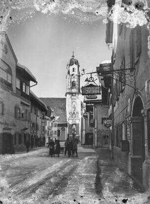 Mittenwald, Ortsansicht : Mittenwald. Obermarkt. Blick zur Pfarrkirche St. Peter und Paul. Winteraufnahme