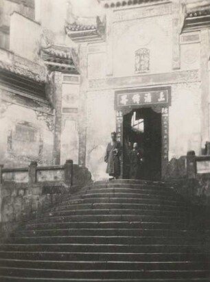 China. Höhlentempel Lao Djün Gung bei Tschungking (Chongqing) am mittleren Jangtse. Tempeleingang mit zwei Taoisten-Priestern