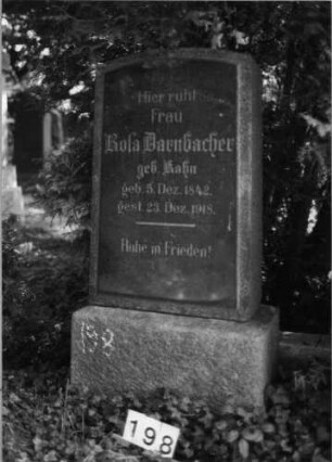Grabstein 198 (Index: 100085287) Maße HxBxT: 122x54x23 cm Beschreibung: Stele, Sockel, Segmentbogenabschluß, Schriftplatte: Grabstein 198