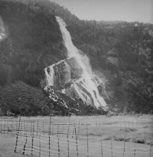 Norwegen. Fjordlandschaft mit Wasserfall