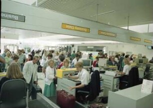 Dresden-Klotzsche, Flughafenstraße. Flughafen Dresden. Terminal 2. Check in-Schalter. Fluggäste beim Einchecken. Ansicht von der Mitarbeiterseite